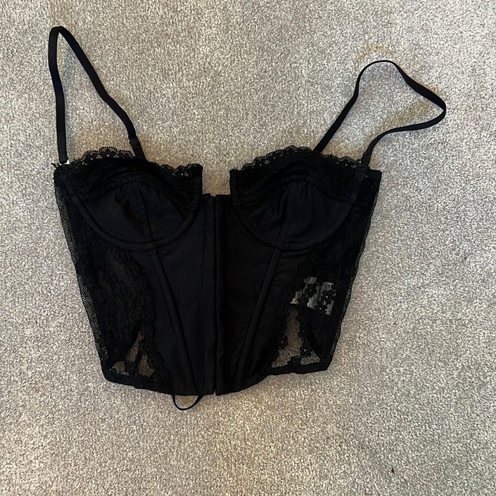 Lace edikted corset top
